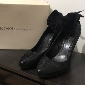 *Reduced* BCBG Black suede metallic pumps sz 11M